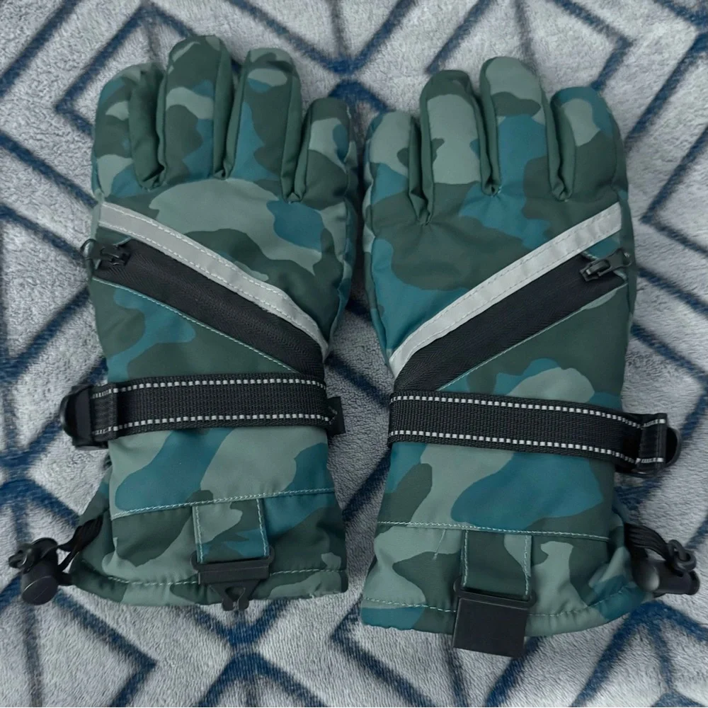 All in Motion Camouflage Print Winter Gloves with Zipper Compartment